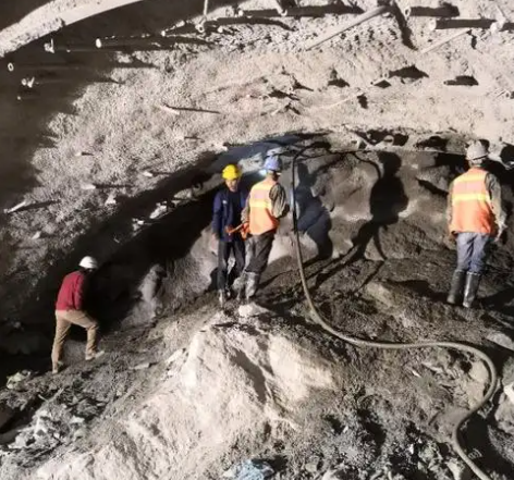 云和拱顶带模注浆料的施工流程及注意事项